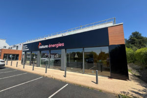 À LOUER   Local commercial de 330 m2 avec showroom et entrepôt   Axe très fréquenté
