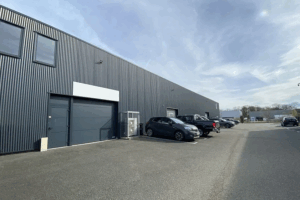 Bâtiment professionnel à rénover   2 500 m2 couverts sur terrain de 7 000 m2   Zone Grand Guelen, QUIMPER