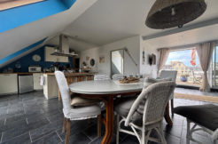 Immeuble face au célèbre Phare d’Eckmühl   Local professionnel + 2 logements