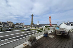 À VENDRE   Immeuble avec murs commerciaux et logements / vue imprenable sur le Phare d’Eckmühl