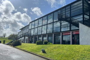 À LOUER   Plateau de bureaux 275 m2   Visibilité RN 165   Axe Brest / Lorient