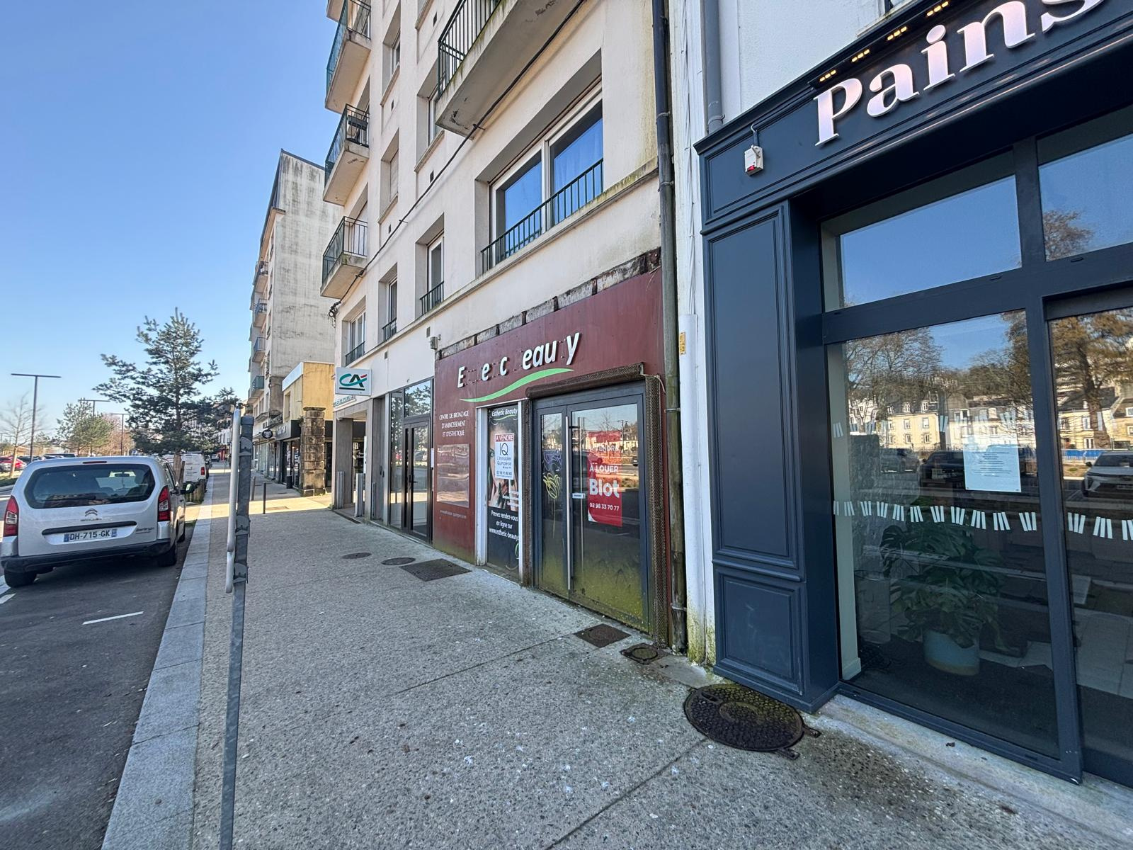 Local commercial / bureaux 145 m2 Emplacement gare Vitrine + extérieur