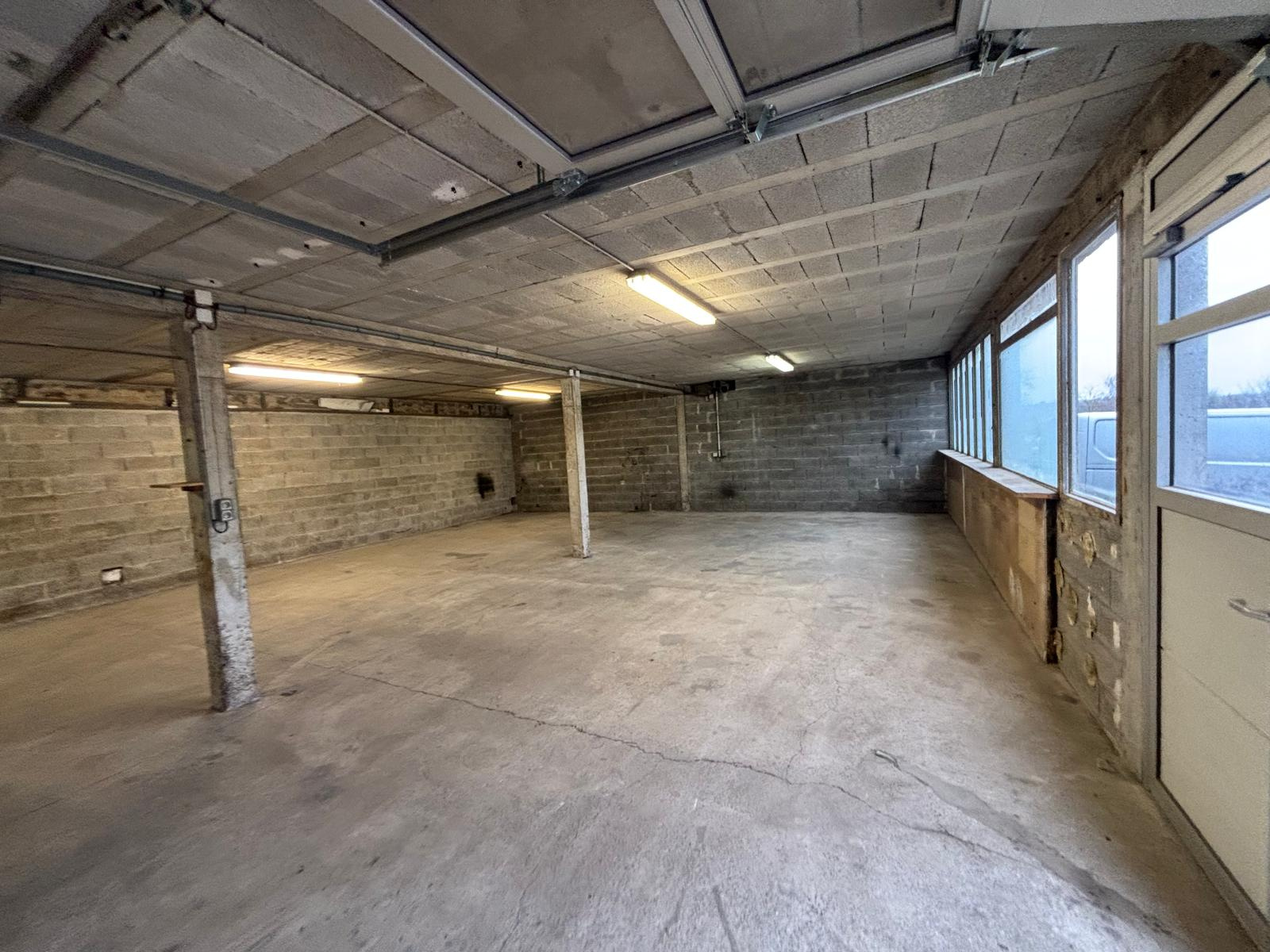 LOCAL D’ACTIVITÉ / ATELIER 170 m2 ZONE DE BEL AIR PROCHE QUIMPER