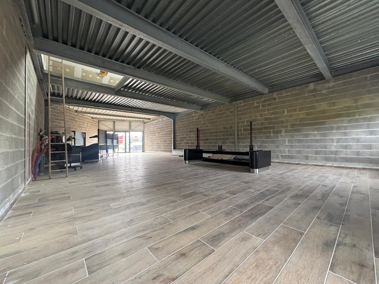 LOCAL COMMERCIAL À LOUER 150 M2 AXE QUIMPER / BÉNODET