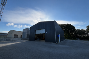 À LOUER   Bâtiment professionnel de 160 m2 avec terrain clos de 1 300 m2   Douarnenez