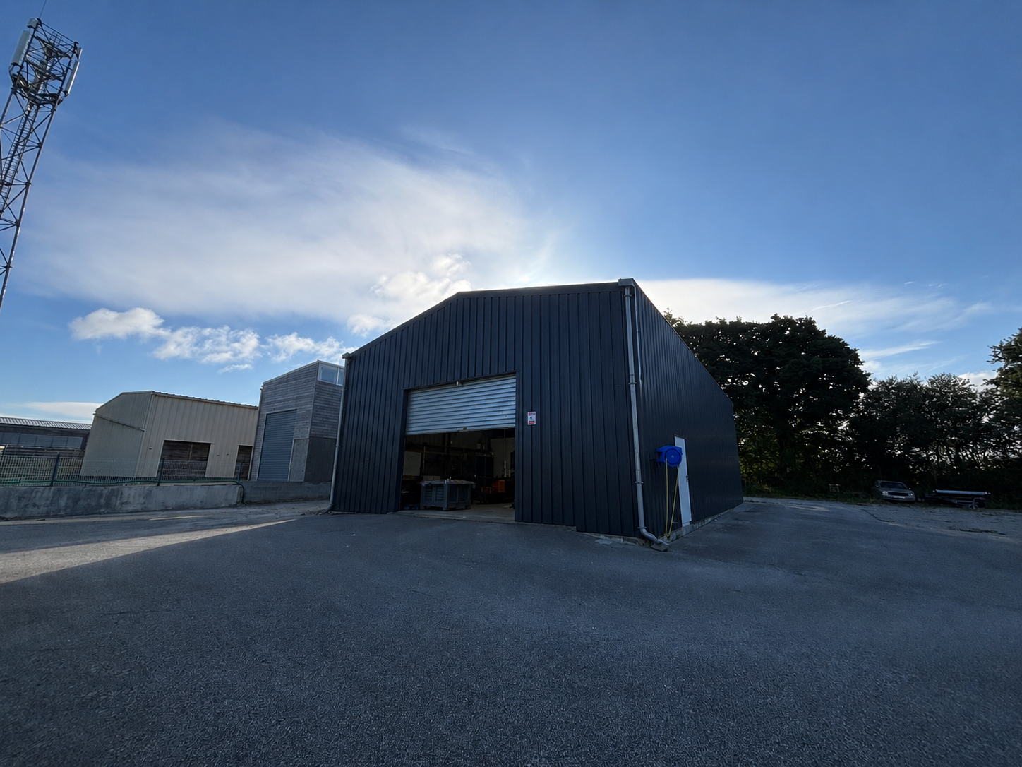 À LOUER Bâtiment professionnel de 160 m2 avec terrain clos de 1 300 m2 Douarnenez