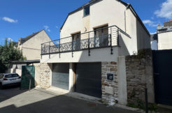 L’originalité d’une maison de ville récente avec GARAGE