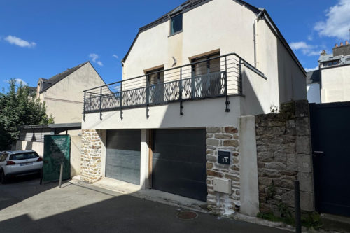 L’originalité d’une maison de ville récente avec GARAGE